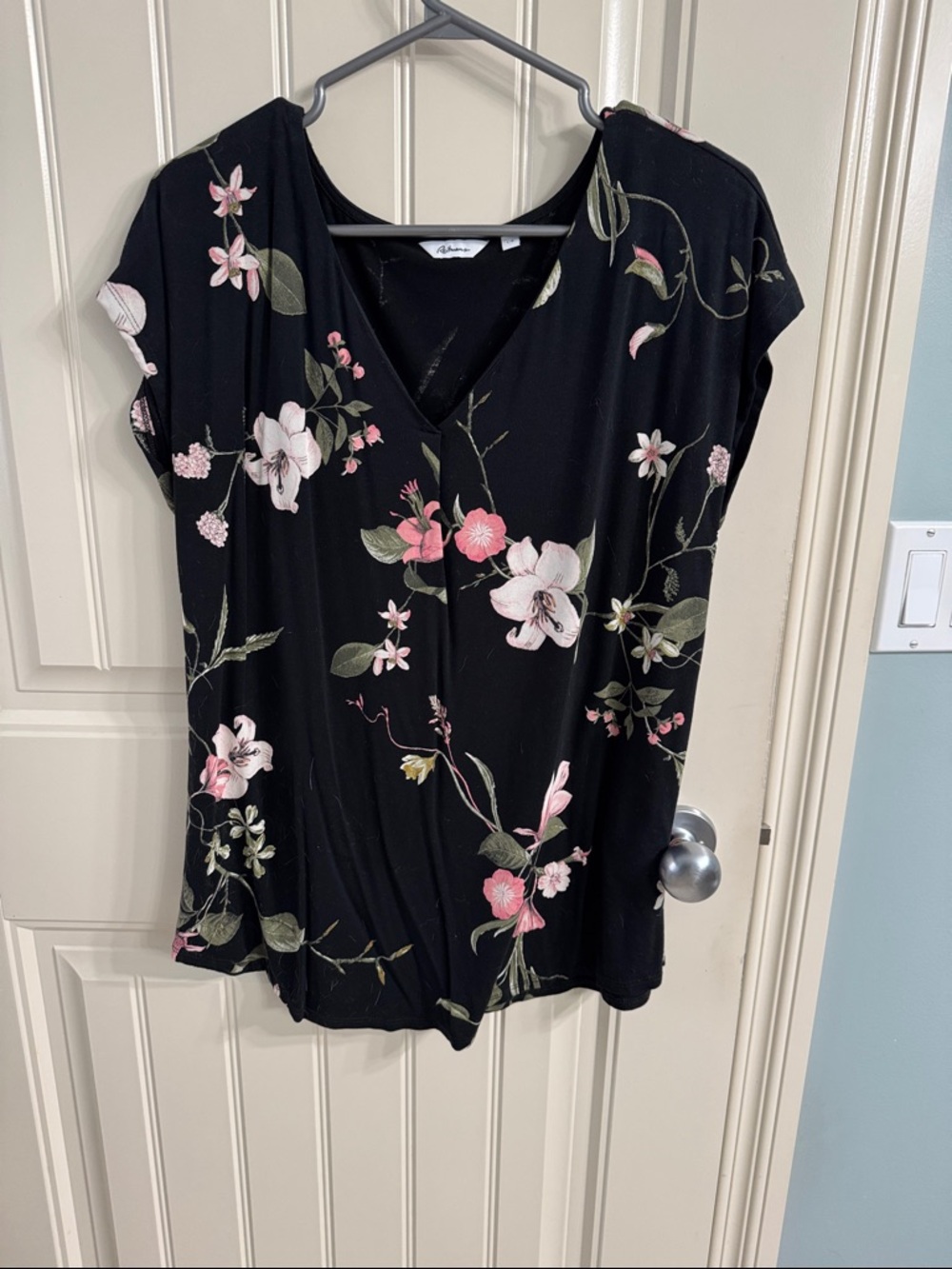 Reitmans Black Floral V-Neck Short Sleeve Top - Picture 3 of 4